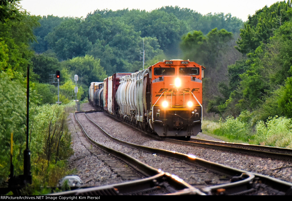 BNSF 8570